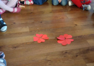 Dzieci ułożyły kwiatki z serc